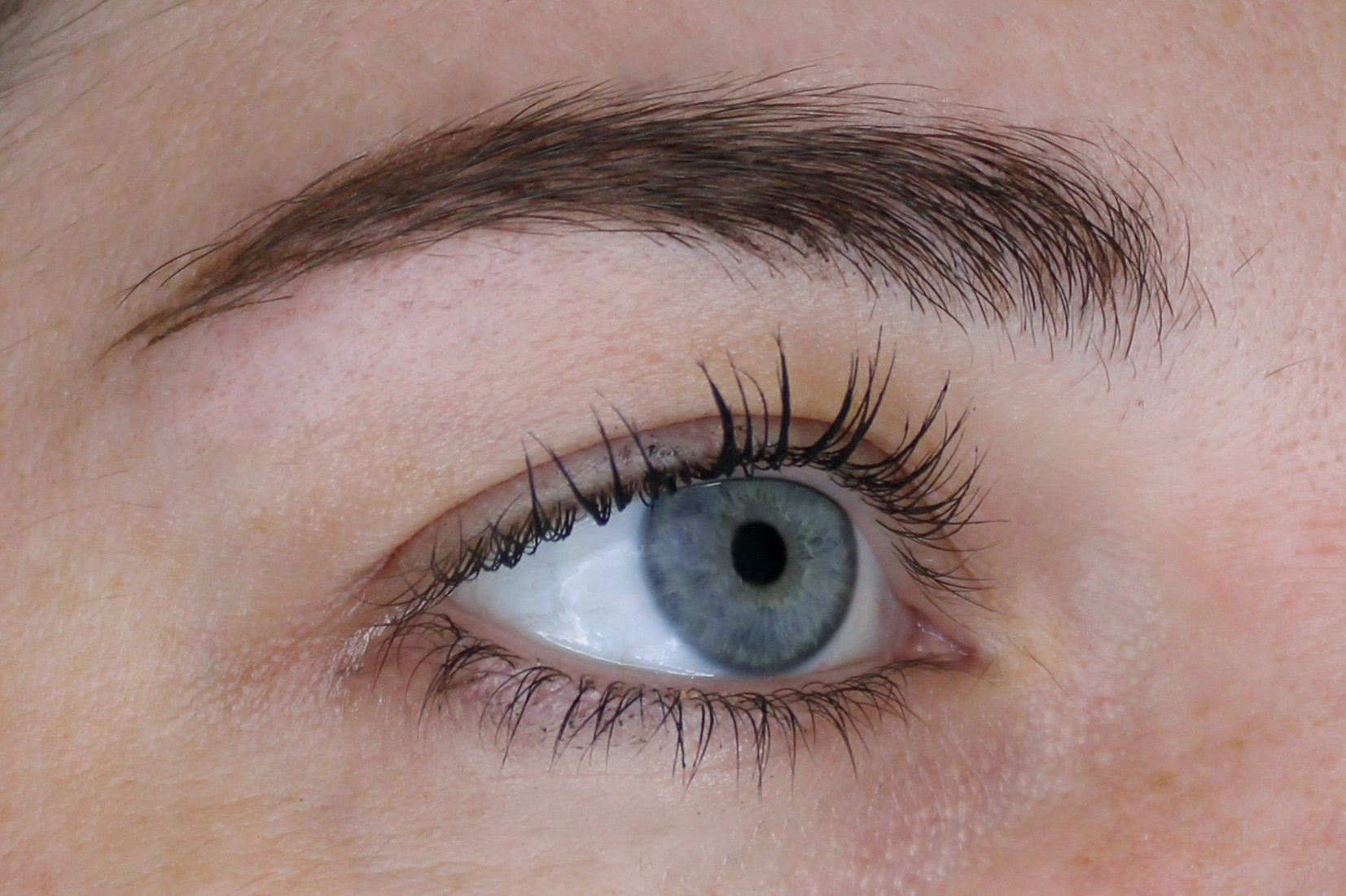 Karine après sa dermopigmentation du sourcil
