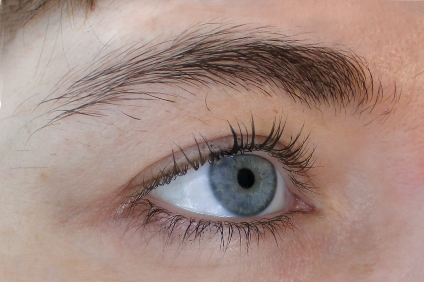 Karine avant sa dermopigmentation du sourcil