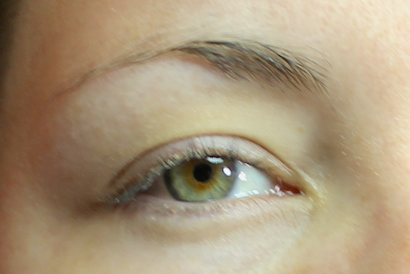 Déborah avant sa dermopigmentation du sourcil