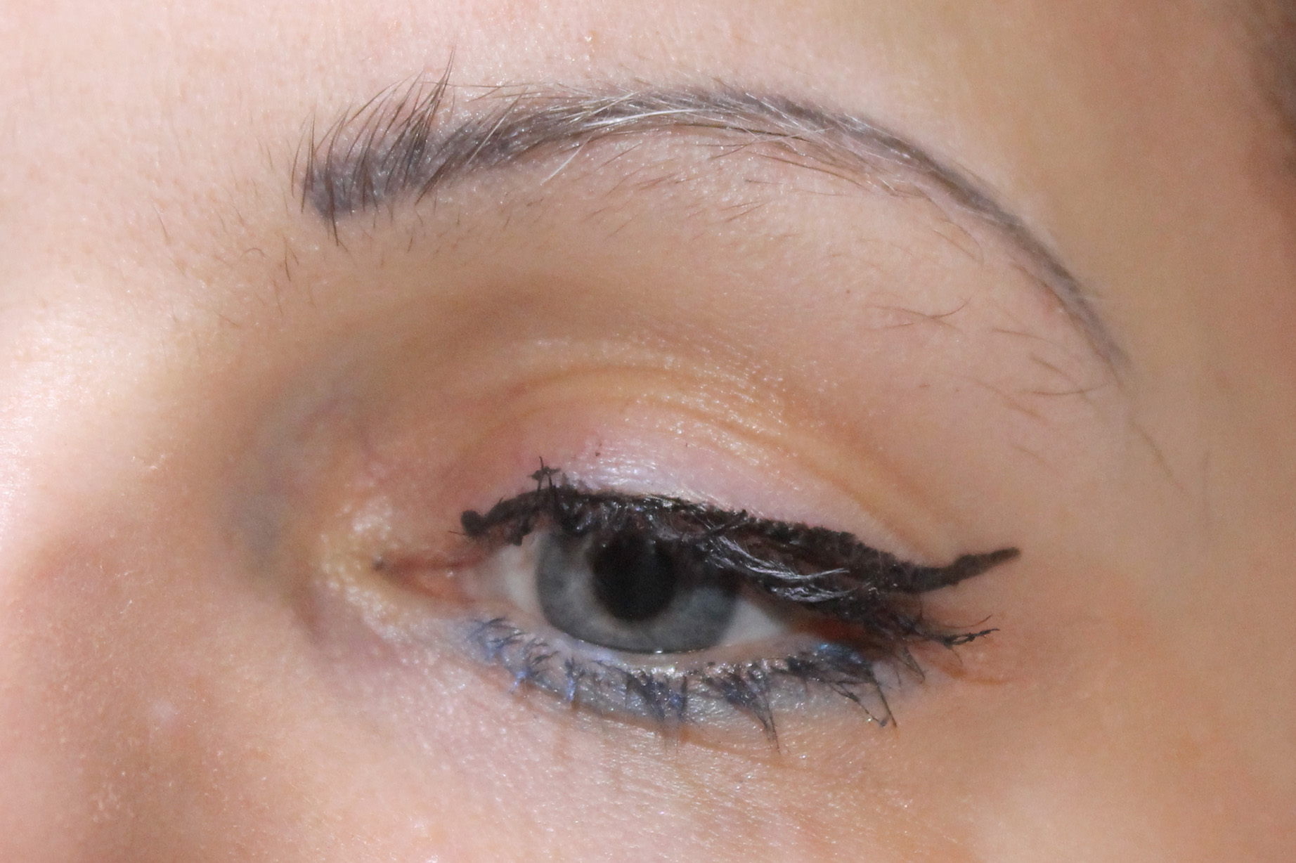 Détatouage sourcil femme