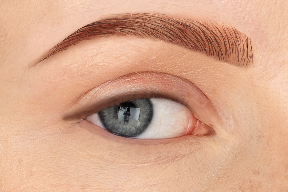 femme avec sourcil et eye liner